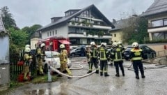 Die Berufsfeuerwehr musste eine Garage entrauchen.. (Bild: Markus Tschepp)