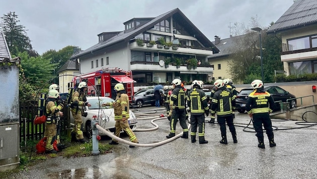 Die Berufsfeuerwehr musste eine Garage entrauchen.. (Bild: Markus Tschepp)