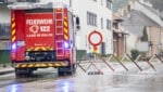 Ein Feuerwehrauto und eine Straßensperre in Purkersdorf (Bild: APA/TOBIAS STEINMAURER)