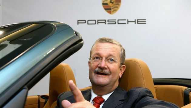 Ex-Porsche boss Wendelin Wiedeking (here in an archive photo in a sports car) rages: "We are being controlled by amateurs." (Bild: DW Stuttgart)