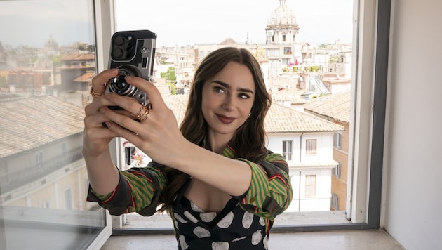 Lily Collins als „Emily in Paris“. (Bild: © 2024 Netflix, Inc.)