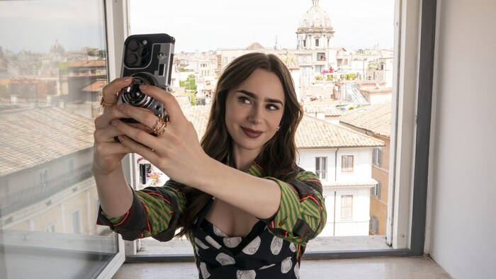 Emily Cooper macht ein Selfie ihrer herrlichen Aussicht in Rom.