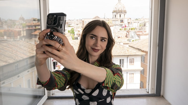 Emily Cooper takes a selfie of her magnificent view in Rome. (Bild: © 2024 Netflix, Inc.)