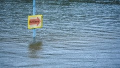 Auch in Sachsen steigen die Pegelstände weiter an. (Bild: APA/dpa/Jan Woitas)