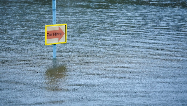 Water levels also continue to rise in Saxony. (Bild: APA/dpa/Jan Woitas)