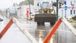 Aufräumarbeiten und eine Straßensperre in Purkersdorf (Bild: APA/TOBIAS STEINMAURER)