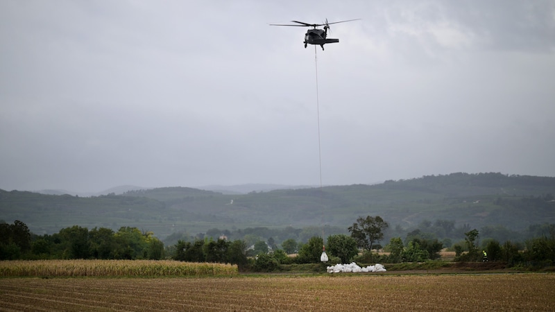 The Austrian Armed Forces can be relied upon in the event of a disaster: the Black Hawk fleet has been and is deployed in Lower Austria. (Bild: APA/ROLAND SCHLAGER)