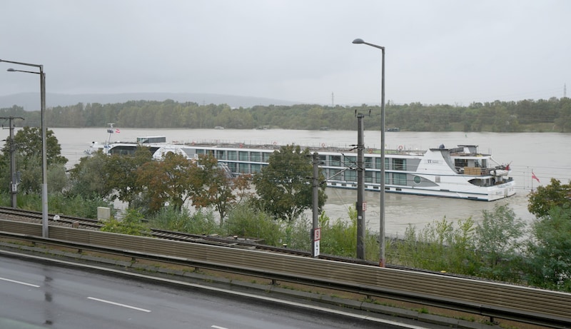 Die Passagiere des Flusskreuzfahrtschiffes von Thurgau Travel können in Wien aufgrund des Hochwassers nicht von Bord gehen. (Bild: APA/GEORG HOCHMUTH)