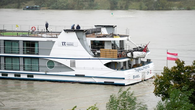 Von Bord kommen die Schiffsgäste nicht mehr – der Steg ans Land ist überschwemmt. (Bild: APA/GEORG HOCHMUTH)