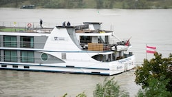 Von Bord kommen die Schiffsgäste nicht mehr – der Steg ans Land ist überschwemmt. (Bild: APA/GEORG HOCHMUTH)