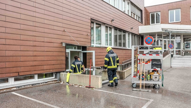 Auch beim AMS in Braunau muss der überflutete Keller ausgepumpt werden (Bild: Pressefoto Scharinger © Daniel Scharinger)