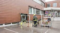 Auch beim AMS in Braunau muss der überflutete Keller ausgepumpt werden (Bild: Pressefoto Scharinger © Daniel Scharinger)