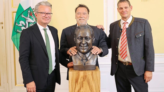 Arnold Schwarzenegger – mit Landeshauptmann Christopher Drexler und Krainer-Sohn Ferdinand – enthüllte die Büste des verstorbenen Landeshauptmanns. (Bild: Jauschowetz Christian/Christian Jauschowetz)