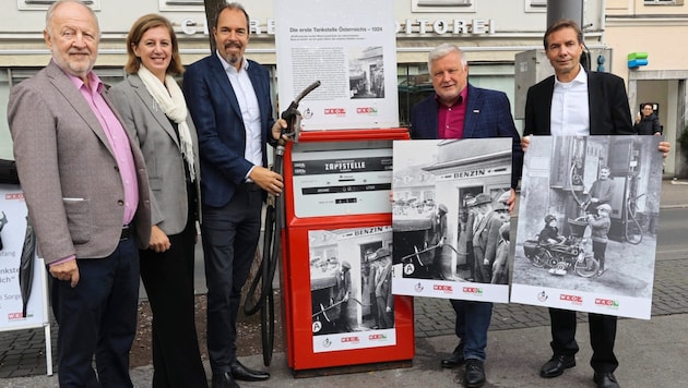 Flankenschutz für die „Gedenk-Zapfsäule“: Ethnologe Helmut Eberhart, Wirtschaftslandesrätin Barbara Eibinger-Miedl (ÖVP), Unternehmer Jürgen Roth sowie Obmann Harald Pfleger und Geschäftsführer Oliver Käfer von der WKO-Fachgruppe Tankstellen (v.l.) (Bild: Jauschowetz Christian/Christian Jauschowetz)