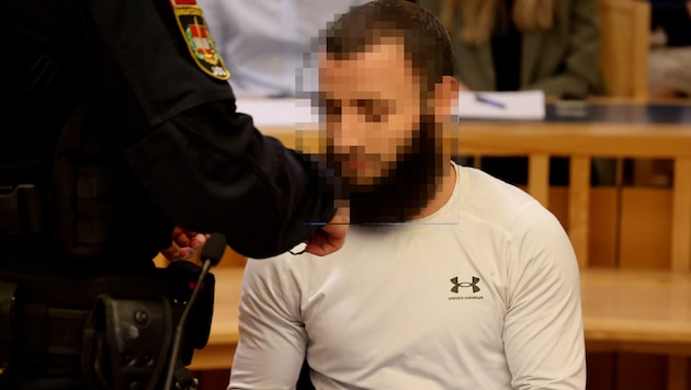 The 32-year-old Algerian in the Vienna provincial court. (Bild: Zwefo/Zwefo, Krone KREATIV)