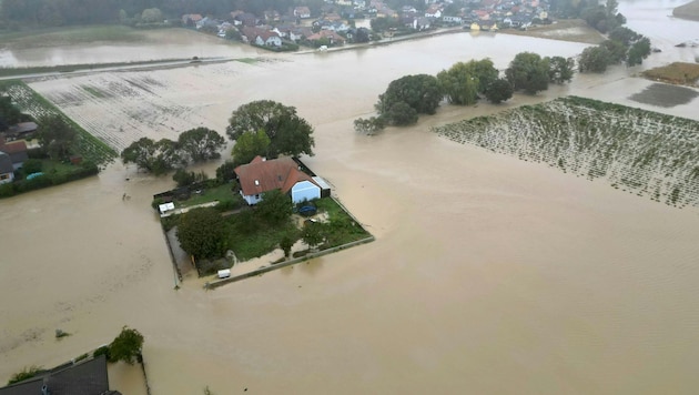 Due to the heavy rainfall, the whole of Lower Austria was declared a disaster area on Sunday. (Bild: APA/HELMUT FOHRINGER)