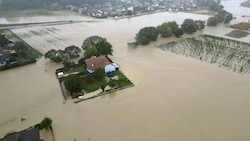 Aufgrund der starken Niederschläge ist am Sonntag ganz Niederösterreich zum Katastrophengebiet erklärt worden. (Bild: APA/HELMUT FOHRINGER)