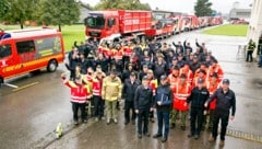 Am Montagvormittag wurden die zwei Einheiten in Feldkirch verabschiedet: Die 65 Feuerwehrleute aus Vorarlberg unterstützen ihre Kameraden in Niederösterreich. (Bild: Mathis Fotografie)