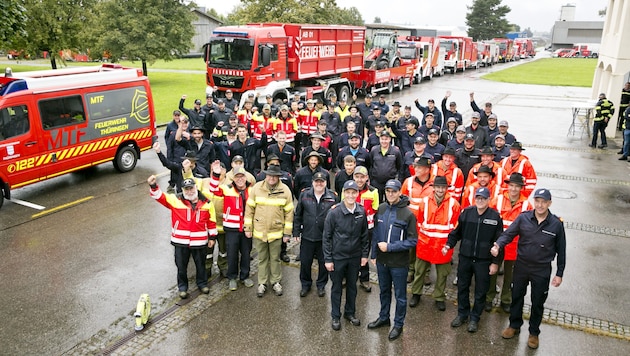 On Monday morning, the two units were bid farewell in Feldkirch: The 65 firefighters from Vorarlberg are supporting their comrades in Lower Austria. (Bild: Mathis Fotografie)