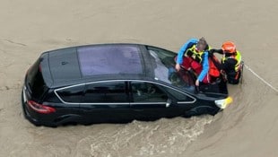 Die Beule auf der Motorhaube ist wahrscheinlich noch der geringste Schaden an diesem hochwassergeschädigten Auto. (Bild: APA/FEUERWEHR EMMERSDORF)