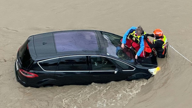 The dent on the hood is probably the least of the damage to this flood-damaged car. (Bild: APA/FEUERWEHR EMMERSDORF)