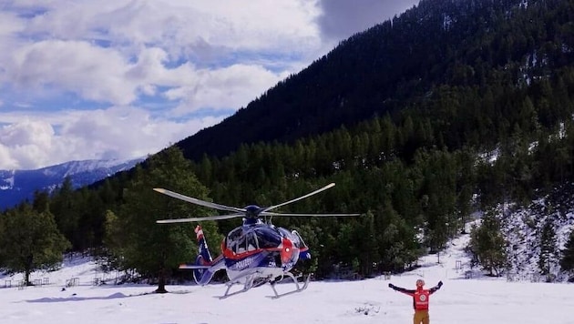 The Libelle Tirol flew the ten stranded hikers from the Lamsenjochhütte to the "Steinboden". (Bild: ZOOM.TIROL)