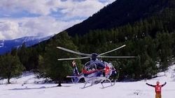 Die Libelle Tirol flog die zehn gestrandeten Wanderer von der Lamsenjochhütte zum „Steinboden“.