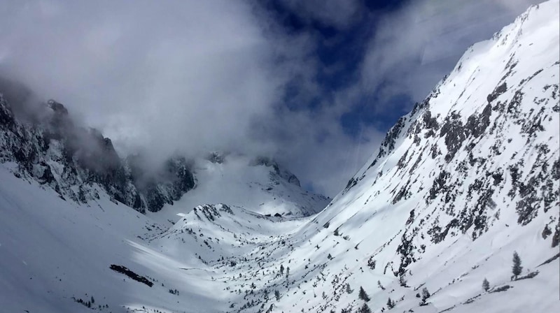 It would not have been possible to descend on foot in the upper area due to the risk of avalanches. (Bild: ZOOM.TIROL)