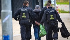 Deutsche Polizeibeamte halten am Montag einen Mann an der deutsch-französischen Grenze in Kehl, an. (Bild: AFP)