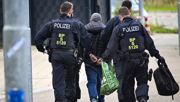 German police officers stop a man at the Franco-German border in Kehl on Monday. (Bild: AFP)