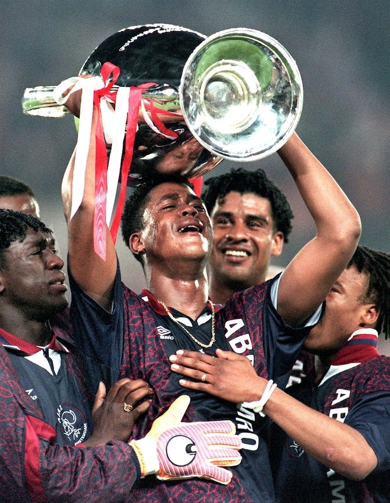 Patrick Kluivert lifted the Champions League trophy into the night sky in Vienna in 1995 after scoring the winning goal against Milan. (Bild: GEPA pictures)