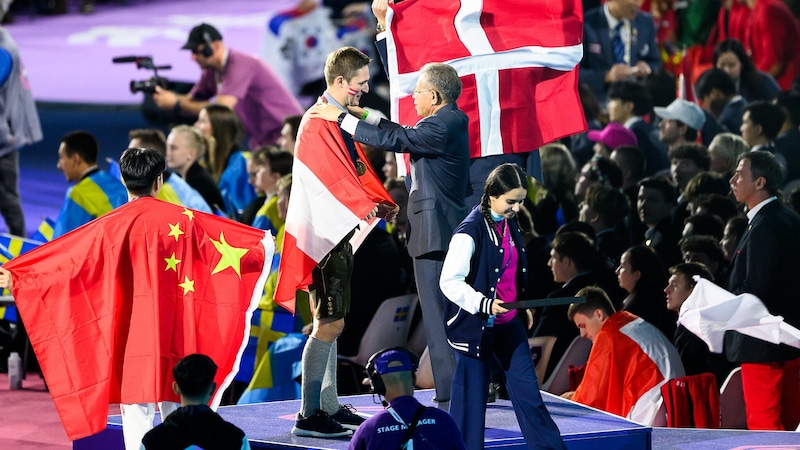 Florian Gruber bekam in Lyon eine „Goldene“ umgehängt (Bild: SkillsAustria/MaxSlovencik/Florian Wieser)