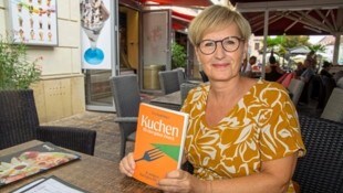 Eva Kummer mit ihrem Buch. 