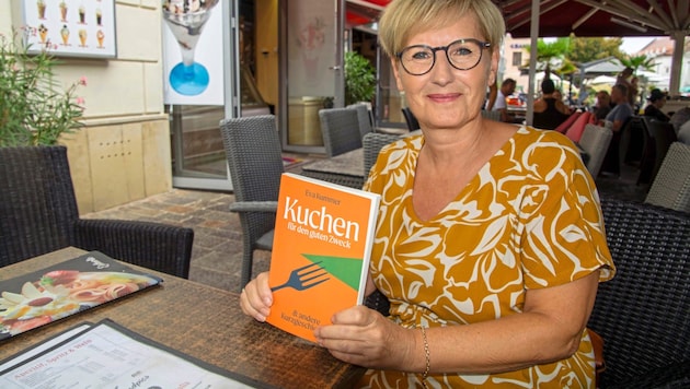 Eva Kummer with her book. (Bild: Charlotte Titz)