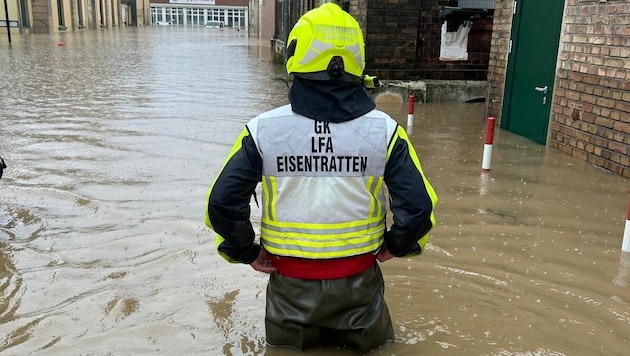 The Carinthian fire departments in Stockerau in Lower Austria are hip-deep in flood water. (Bild: FF Eisentratten)