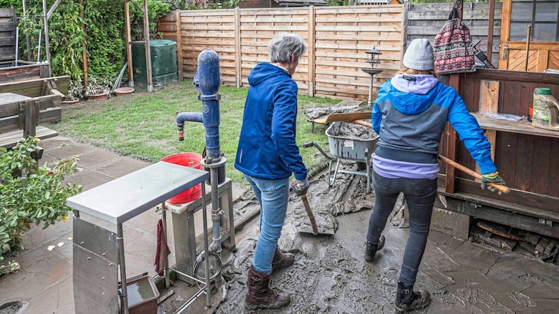 Die Schrebergartenbesitzerin und ihre Enkelin waren fleißig am Schaufeln. (Bild: Juergen Fuchs)