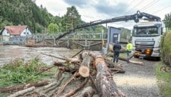 Die Mitarbeiter der Stadtwerke Kapfenberg bei der wilden Verklausung am Kraftwerk, die dringend behoben werden muss, bevor noch mehr Wasser kommt. (Bild: Juergen Fuchs)