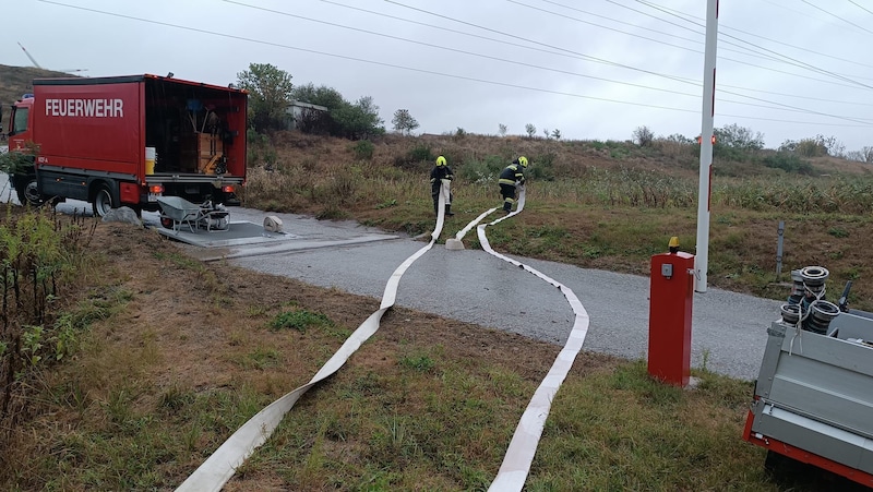 Auffangbecken müssen ausgepumpt werden (Bild: FF Kärnten)