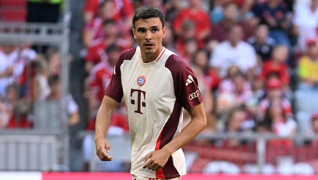 Joao Palhinha durfte beim 6:1-Sieg der Bayern gegen Kiel sein Pflichtspiel-Debüt feiern. Anschließend fand er lobende Worte für einen Mitspieler. (Bild: AFP/APA/LUKAS BARTH-TUTTAS)