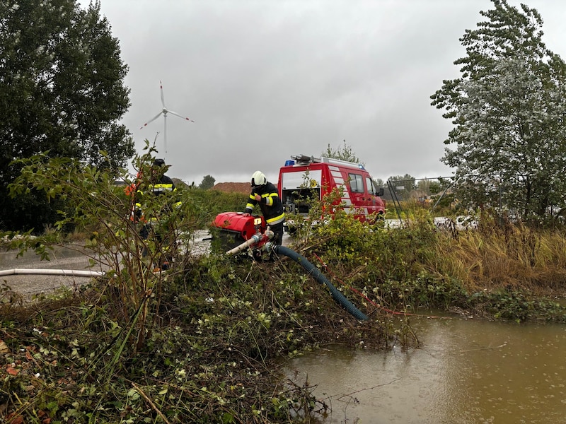 Bäche und Auffangbecken müssen ausgepumpt werden. (Bild: FF Möllbrücke)