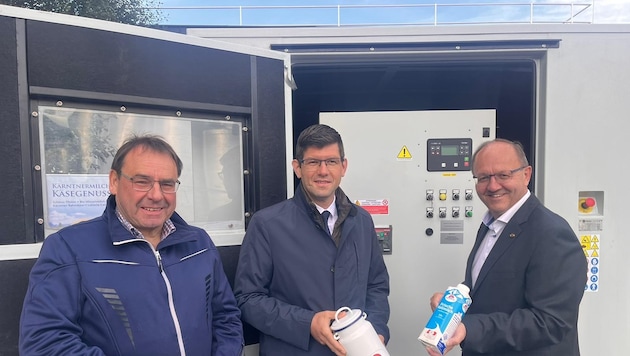 lectrical expert Hans Hackl, Provincial Vice President Martin Gruber and Kärntnermilch CEO Helmut Petschar presented the new emergency power aggregates on Monday. (Bild: Elisa Aschbacher)