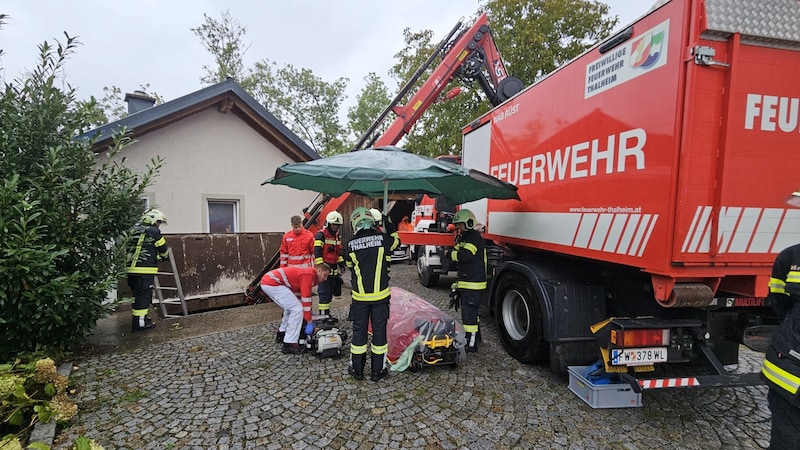 Bei der Bergung wurde eine Korbschleiftrage eingesetzt (Bild: Ff Thalheim bei Wels)