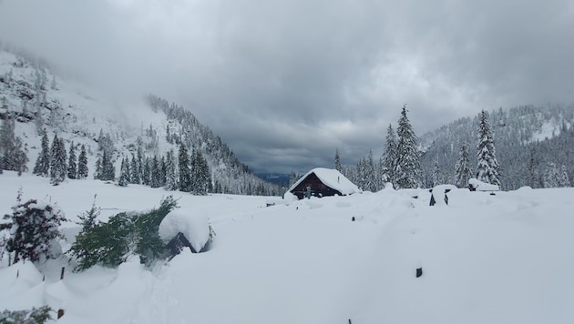 Während es in den Niederungen ohne Unterlass regnet, liegt in den Bergen (wie hier auf der Rossalm) bis zu 1,5 Meter Schnee. (Bild: Rossalm)