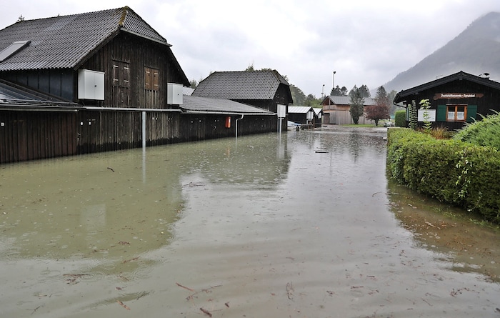 Im Salzkammergut ging besonders viel Regen nieder, in Ebensee stand das Wasser auf Straßen.