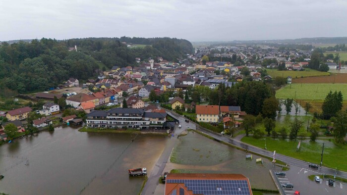 Auch im Innviertel, am Bild Uttendorf von oben, gab es zwar durchaus kleinräumige Überschwemmungen, aber keine großen Flutmengen.
