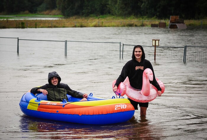 Manche nahmen es mit Humor: Elias und Dominik badeten in Uttendorf auf einer Wiese.