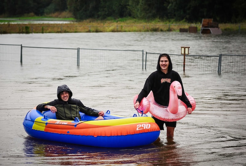 Manche nahmen es mit Humor: Elias und Dominik badeten in Uttendorf auf einer Wiese. (Bild: Pressefoto Scharinger © Daniel Scharinger)