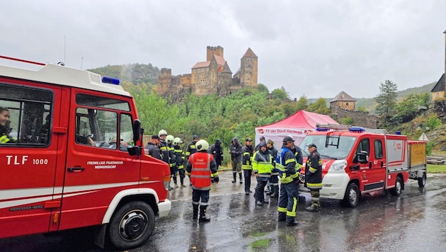 Zur Sicherheit ist Hardegg jedoch teilevakuiert geblieben, die BH hatte die Zufahrtsstraße zudem öffentlich gesperrt. (Bild: BFKDO Hollabrunn)