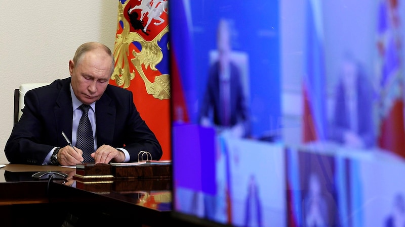 Russian President Vladimir Putin is reportedly trying to increase the number of troops with volunteers. (Bild: APA/AP)