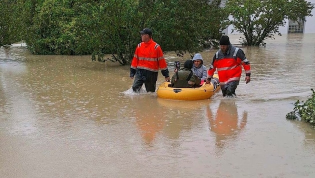 Men and women from the Salzburg fire departments are actively helping out in the flood areas this week. (Bild: FF Bruck/Maishofen)